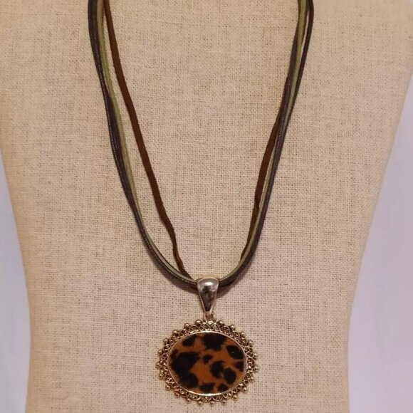 VINTAGE Animal Print Pendant Cord Round Gold Tone Necklace Earrings Set - Picture 2 of 6
